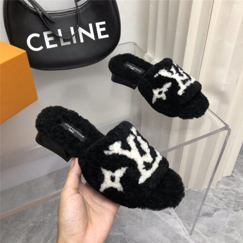 High Quality Luxury Louis Vuitton Teddy Fluffy Slippers product detail