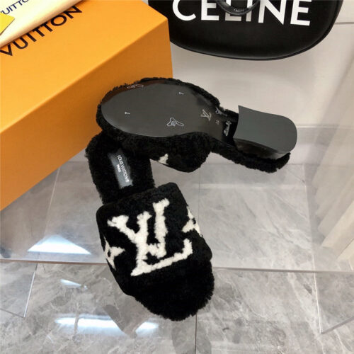 High Quality Luxury Louis Vuitton Teddy Fluffy Slippers product detail