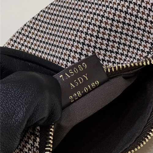 High Quality Luxury Fendi Crescent Underarm Bag product detail