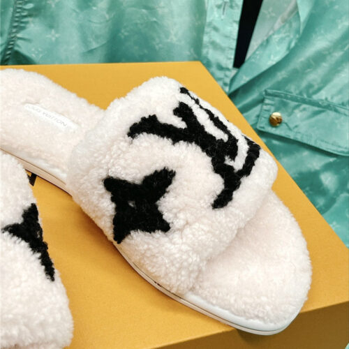 High Quality Luxury Louis Vuitton Flat Wool Slippers – Style 62531 product detail