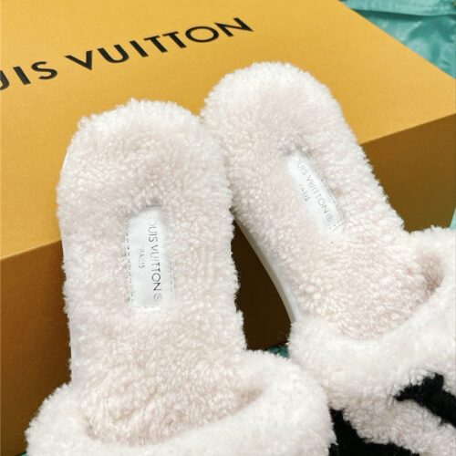 High Quality Luxury Louis Vuitton Flat Wool Slippers – Style 62531 product detail