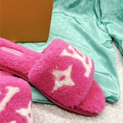High Quality Luxury Louis Vuitton Flat Wool Slippers – Style 96995 product detail