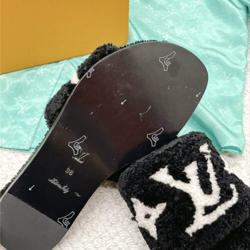 High Quality Luxury Louis Vuitton Flat Wool Slippers – Style 64227 product detail