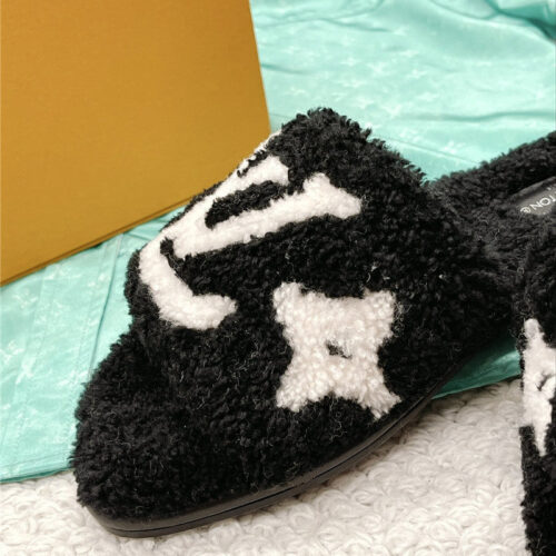 High Quality Luxury Louis Vuitton Flat Wool Slippers – Style 64227 product detail