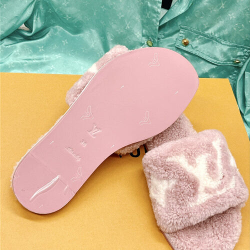 High Quality Luxury Louis Vuitton Flat Wool Slippers product detail
