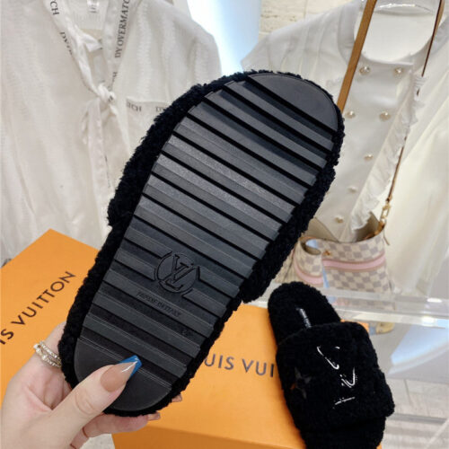 High Quality Luxury Louis Vuitton Logo Lambswool Slippers product detail