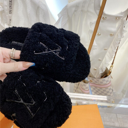 High Quality Luxury Louis Vuitton Logo Lambswool Slippers product detail