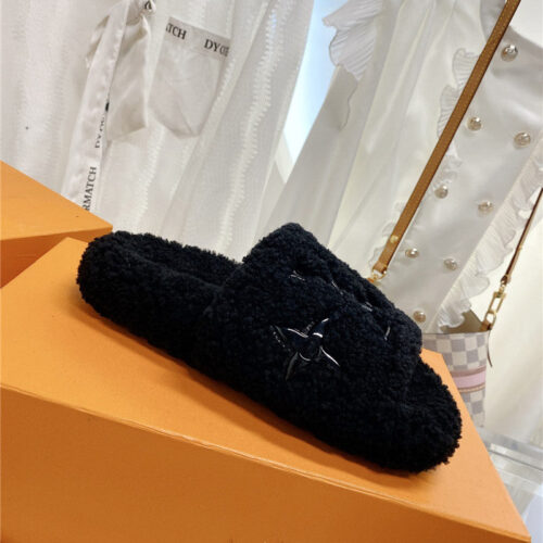 High Quality Luxury Louis Vuitton Logo Lambswool Slippers product detail