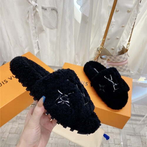 High Quality Luxury Louis Vuitton Logo Lambswool Slippers product detail