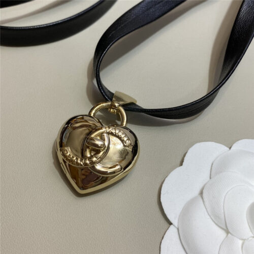High Quality Luxury Chanel Metal Leather Heart Cc Necklace product detail