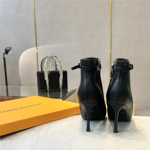 High Quality Luxury Louis Vuitton Logo Signature Ankle Boots – Style 46051 product detail