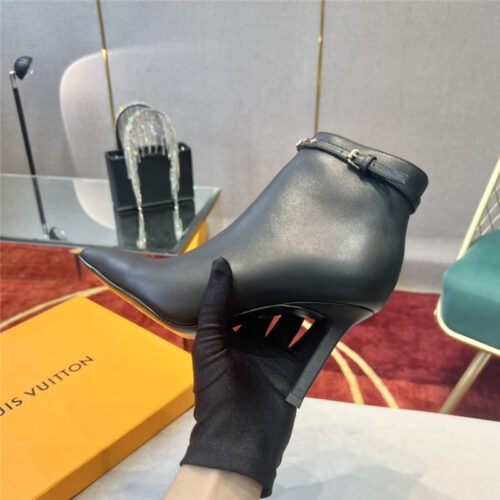 High Quality Luxury Louis Vuitton Logo Signature Ankle Boots – Style 46051 product detail