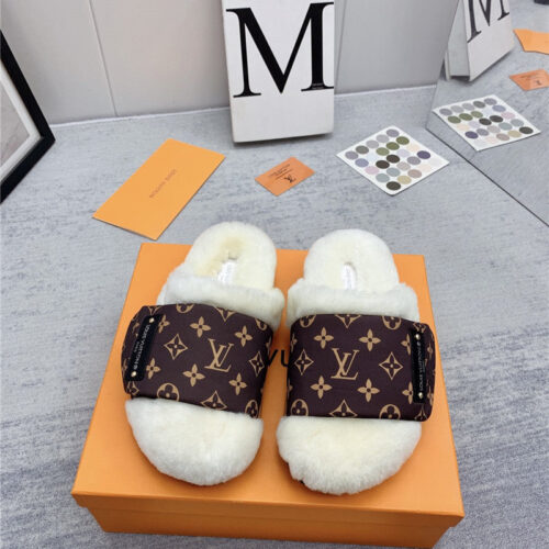 High Quality Luxury Louis Vuitton Wool Slippers alternate view