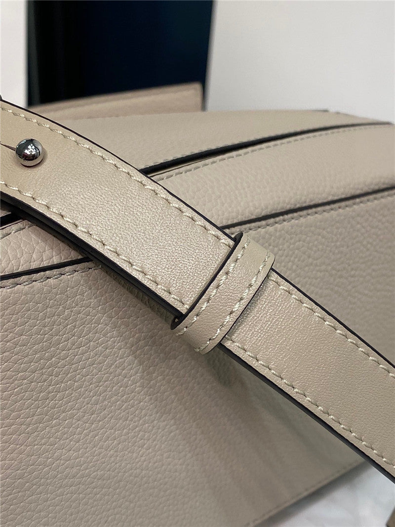 High Quality Luxury Loewe Simple Atmosphere Handbag product detail