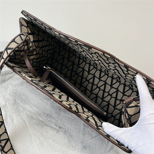 High Quality Luxury Valentino V Logo Print Tote Bag product detail