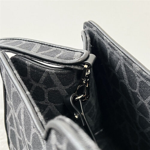 High Quality Luxury Valentino V Logo Print Tote Bag – Style 03878 product detail