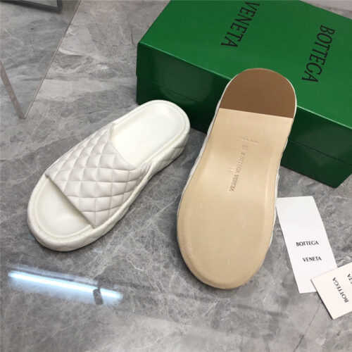 High Quality Luxury Bottega Veneta Plaid Leather Slides – Style 35910 product detail