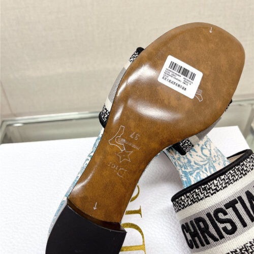 High Quality Luxury Dior Word Embroidery Slippers product detail