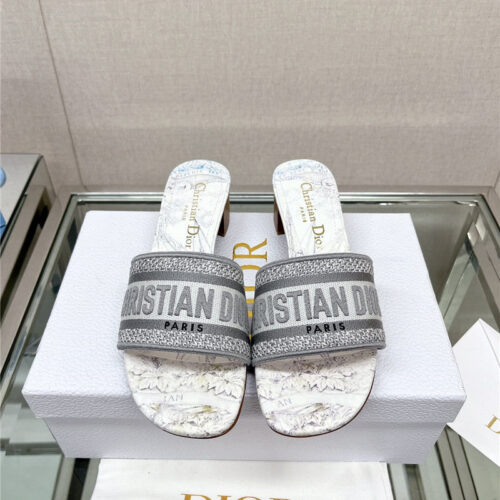 High Quality Luxury Dior Word Embroidery Slippers – Style 37990 product detail