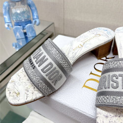High Quality Luxury Dior Word Embroidery Slippers – Style 37990 product detail
