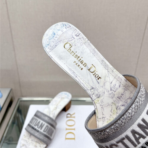 High Quality Luxury Dior Word Embroidery Slippers – Style 37990 product detail