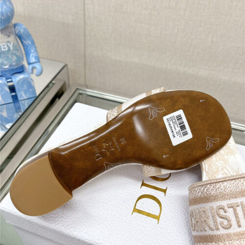 High Quality Luxury Dior Word Embroidery Slippers – Style 06918 product detail