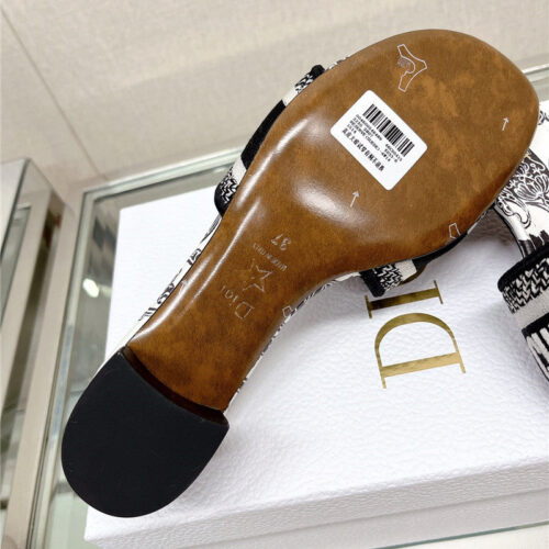 High Quality Luxury Dior Word Embroidery Slippers – Style 63430 product detail
