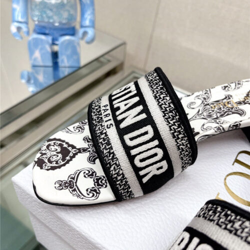 High Quality Luxury Dior Word Embroidery Slippers – Style 63430 product detail
