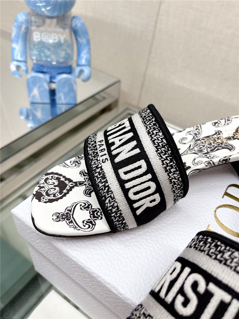 High Quality Luxury Dior Word Embroidery Slippers – Style 63430 product detail