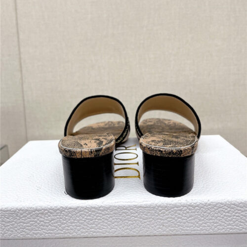 High Quality Luxury Dior Word Embroidery Slippers – Style 45926 product detail