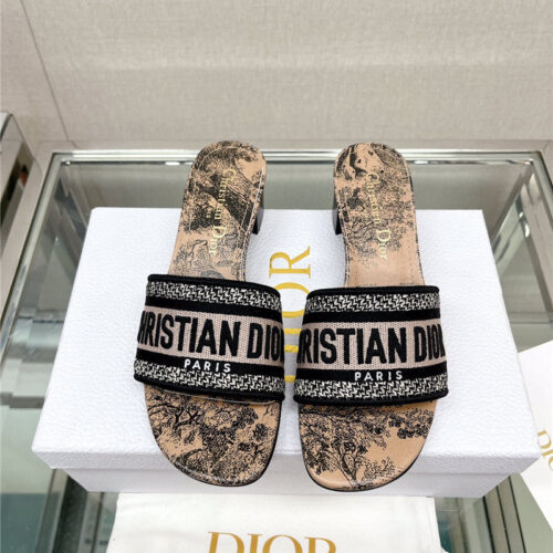 High Quality Luxury Dior Word Embroidery Slippers – Style 45926 product detail