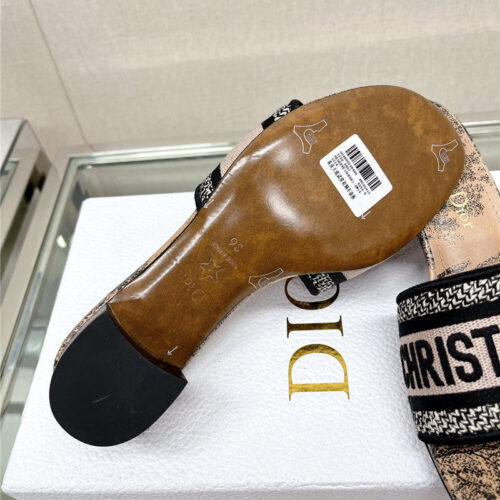 High Quality Luxury Dior Word Embroidery Slippers – Style 45926 product detail