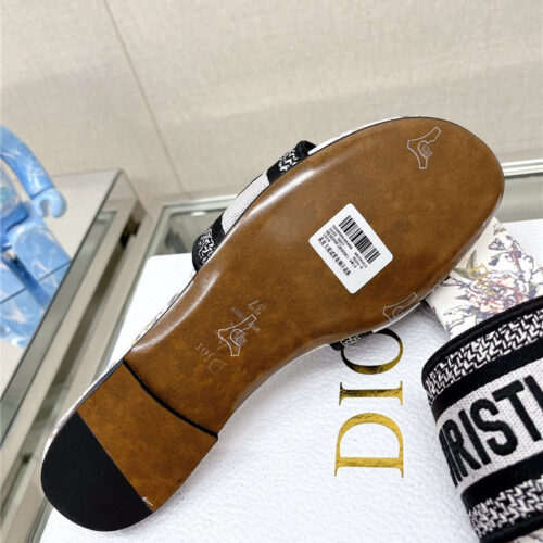 High Quality Luxury Dior Word Embroidery Slippers – Style 29510 product detail