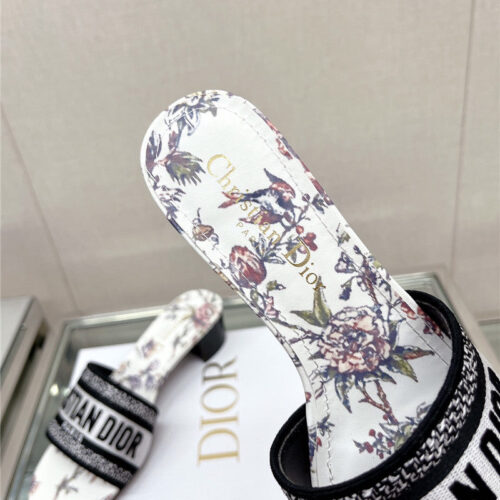 High Quality Luxury Dior Word Embroidery Slippers – Style 04134 product detail