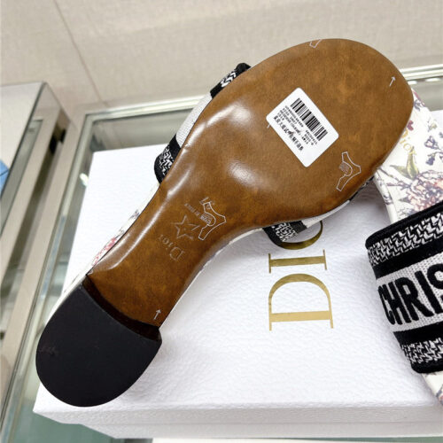 High Quality Luxury Dior Word Embroidery Slippers – Style 04134 product detail