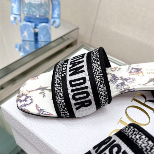 High Quality Luxury Dior Word Embroidery Slippers – Style 04134 product detail