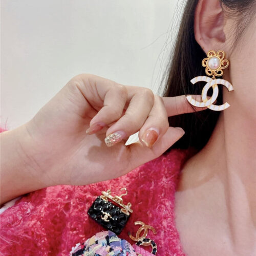 High Quality Luxury Chanel Sun Flower Double C Ear Clip product detail