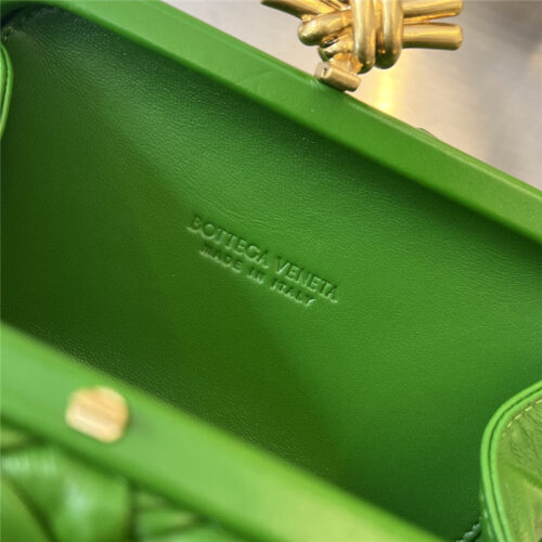 High Quality Luxury Bottega Veneta Knot Clutch Green product detail