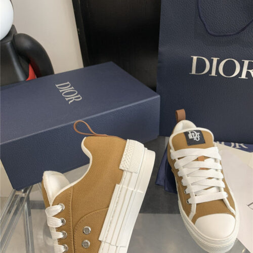 High Quality Luxury Dior Latest Electric Embroidered Lovers Bread Shoes alternate view