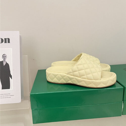 High Quality Luxury Bottega Veneta New Thick Bottom Bread Mop – Style 07686 product detail