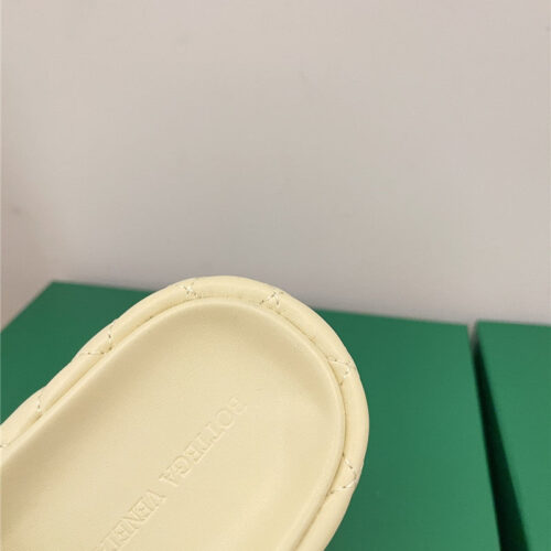 High Quality Luxury Bottega Veneta New Thick Bottom Bread Mop – Style 07686 product detail