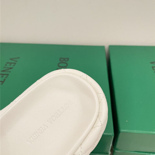 High Quality Luxury Bottega Veneta New Thick Bottom Bread Mop – Style 05990 product detail