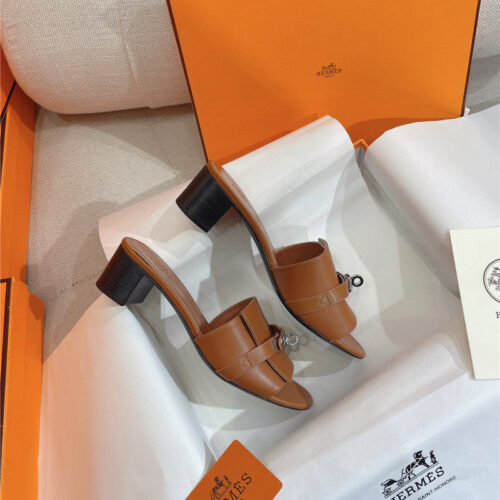 High Quality Luxury Hermes New Giulia Flat Kelly Buckle Slippers – Style 77091 alternate view