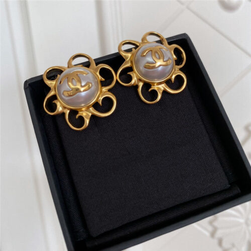 High Quality Luxury Chanel Sunflower Double C Pearl Earrings product detail