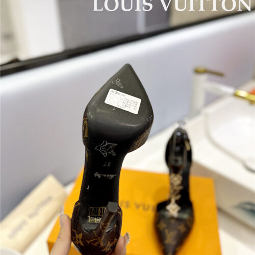 High Quality Luxury Louis Vuitton Fashion Bazaar Metal Chain High Heels – Style 27523 product detail