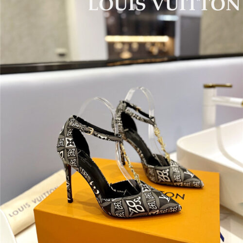 High Quality Luxury Louis Vuitton Fashion Bazaar Metal Chain High Heels – Style 61987 product detail