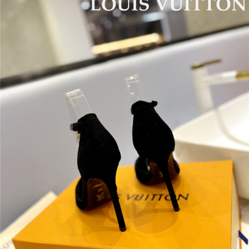 High Quality Luxury Louis Vuitton Fashion Bazaar Metal Chain High Heels – Style 63683 product detail