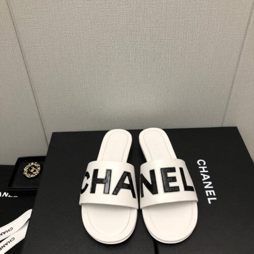High Quality Luxury Chanel Color Matching Letter Leather Buckle Slippers product detail