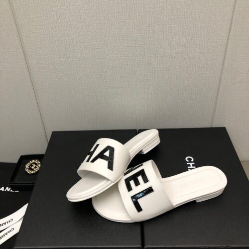 High Quality Luxury Chanel Color Matching Letter Leather Buckle Slippers product detail