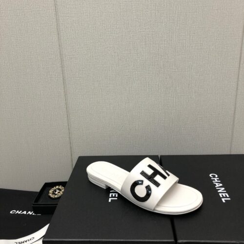 High Quality Luxury Chanel Color Matching Letter Leather Buckle Slippers product detail